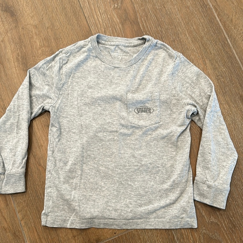 Vineyard vines boys long sleeve shirt. Color gray with dark gray logo. Size 5.